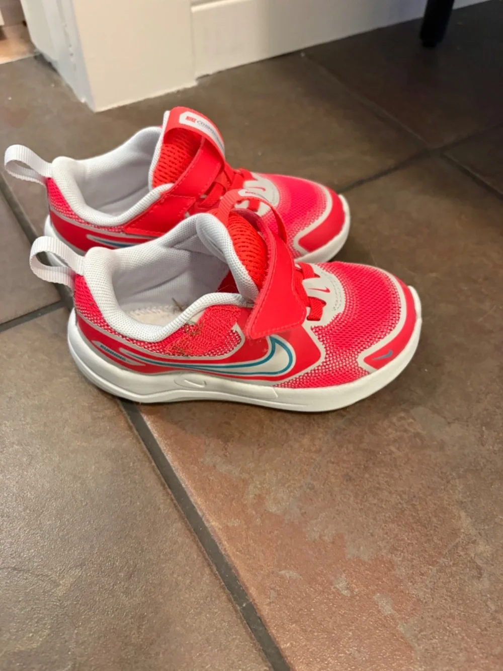 Nike Cosmic Runner (9C) Brand New - Picture 3 of 4